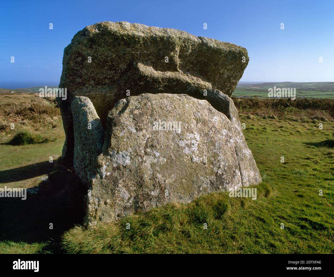 Vista SSE di Mulfra Quoit Neolitico camera di sepoltura, Cornovaglia, Inghilterra: Originariamente una scatola di pietra rettangolare; se camera pietra mancante, pietra di capitone scivolato. Foto Stock