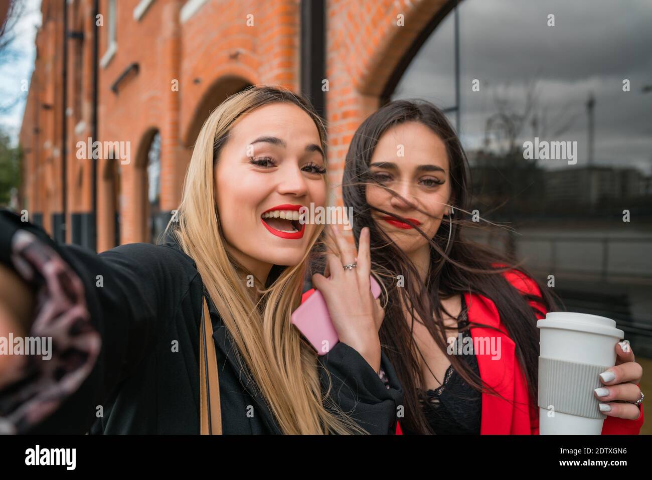 Due giovani amici che prendono un selfie all'aperto. Foto Stock