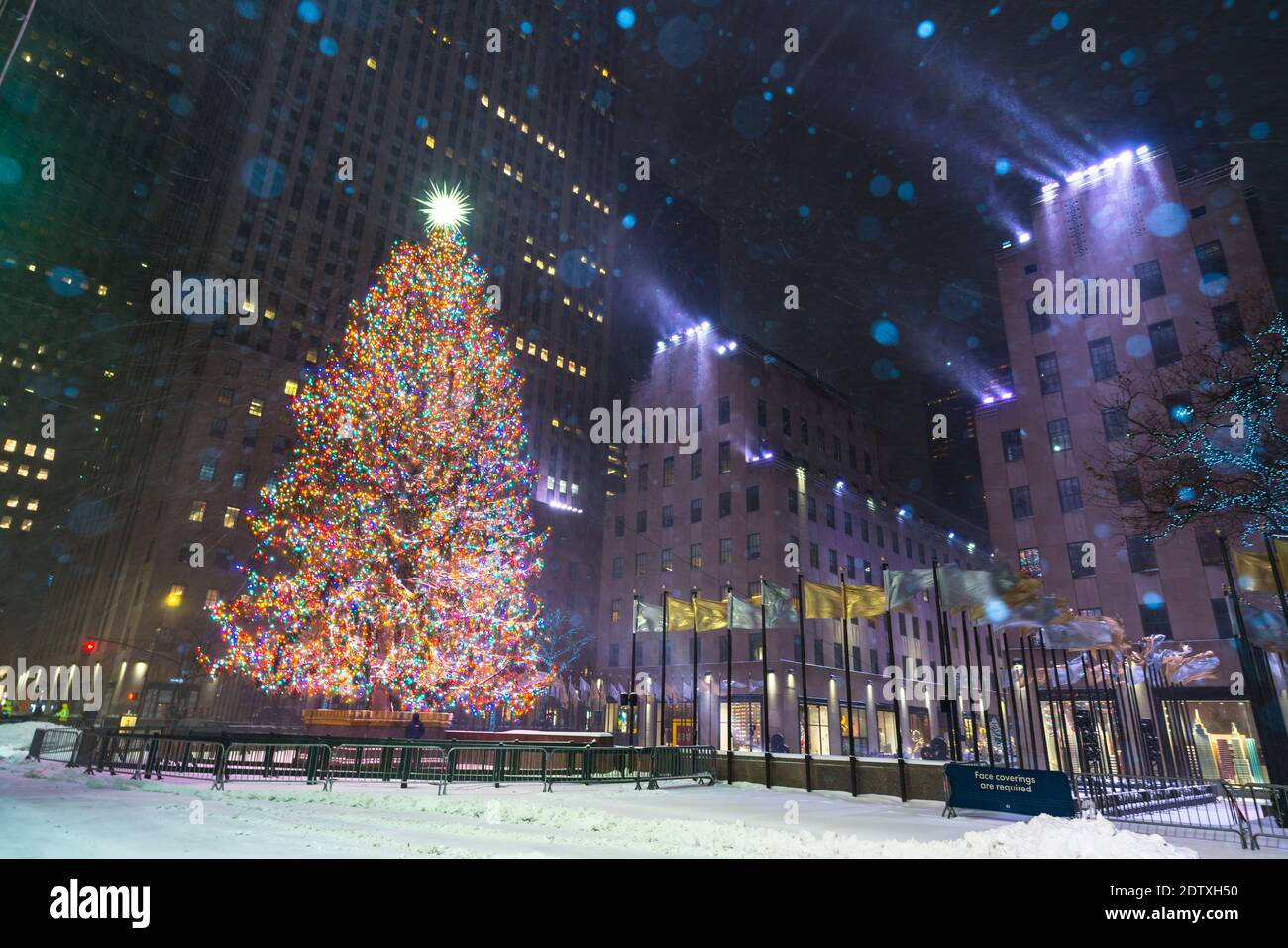 La prima tempesta di neve colpisce l'albero di Natale del Rockefeller Center durante il COVID-19 Foto Stock