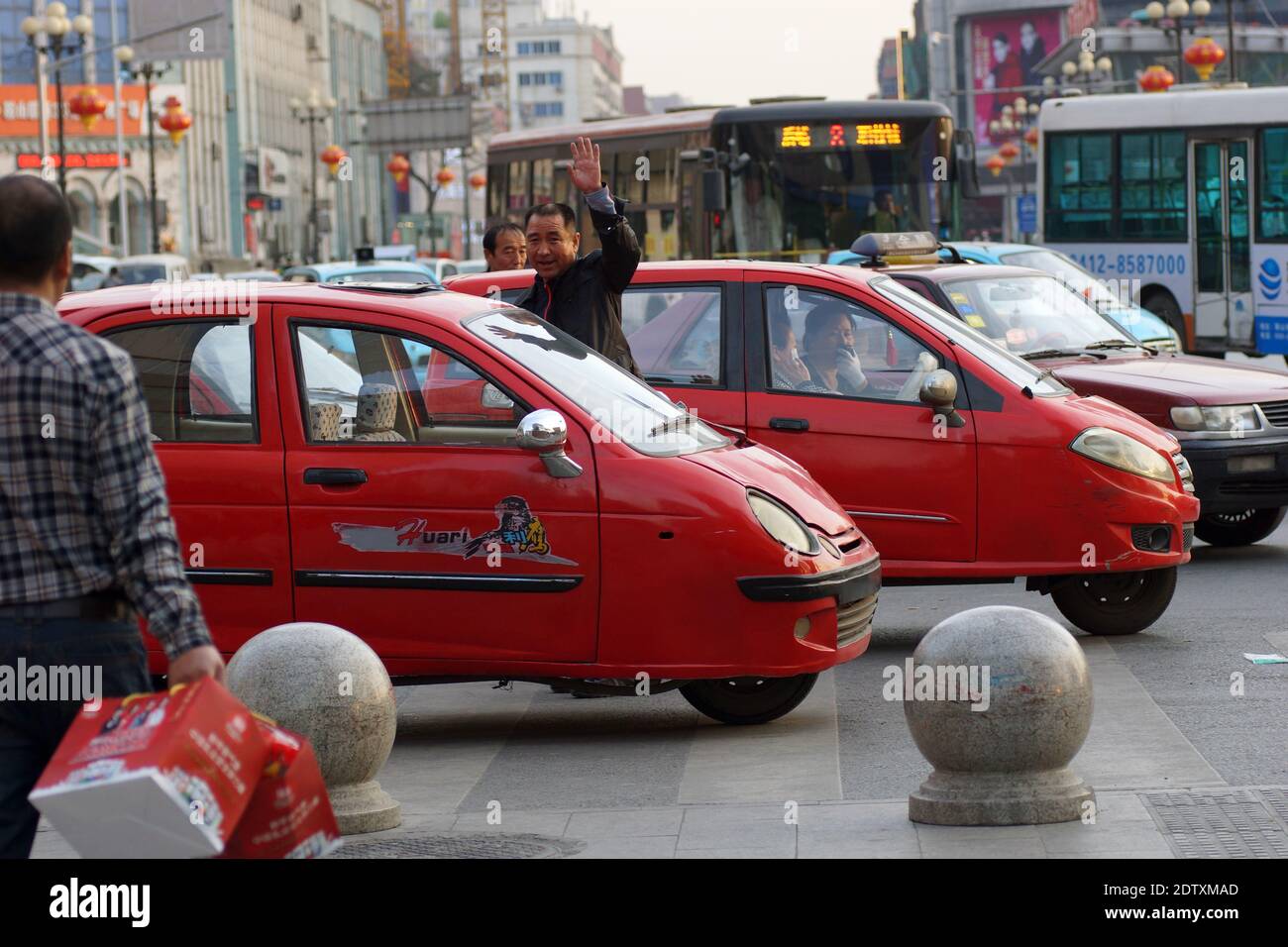 Anshan città cinese, strade della città. Taxi auto sono in attesa per i passeggeri. Anshan, Provincia di Liaoning, Cina, Asia. Foto Stock