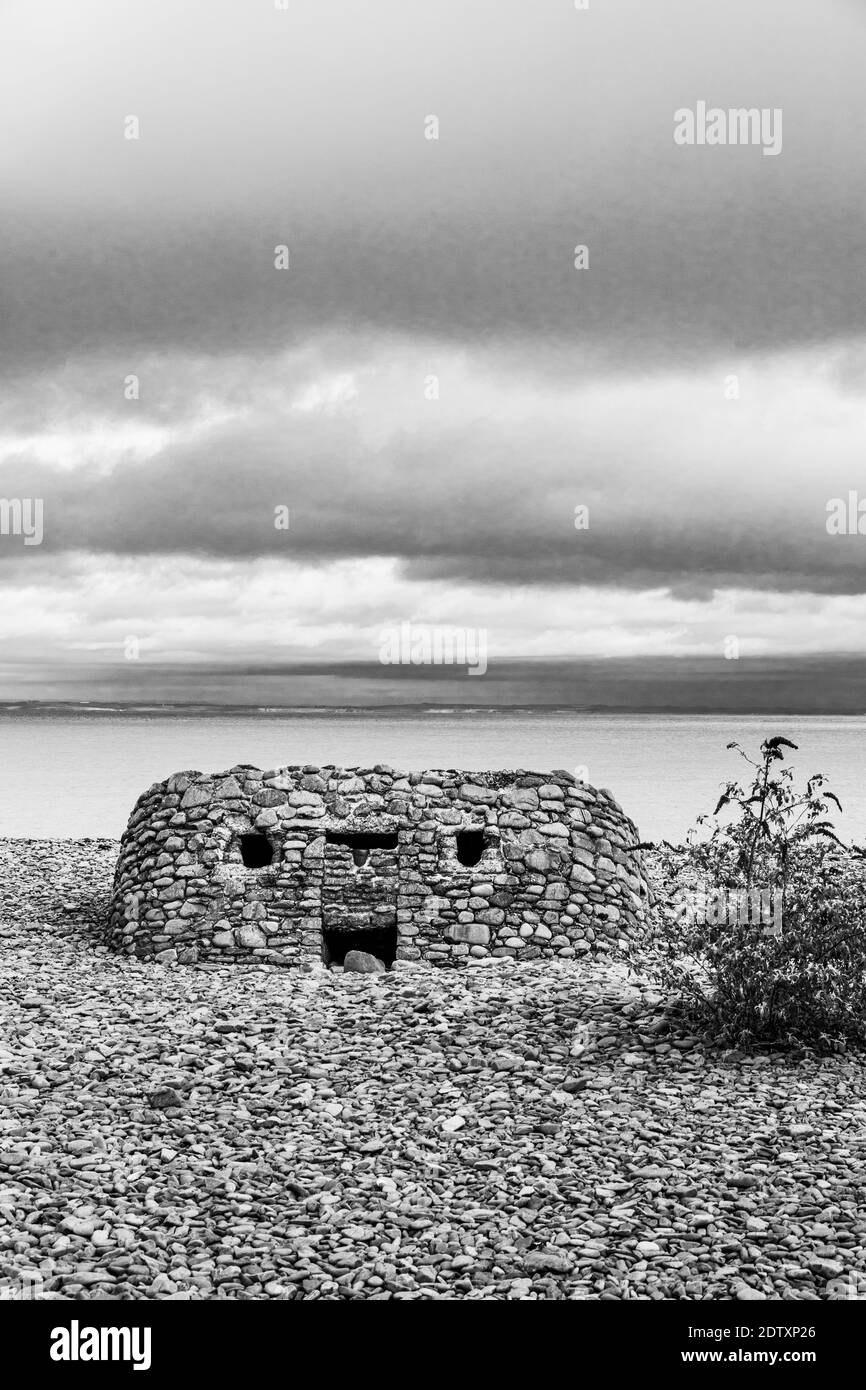 Una vecchia scatola di pillola difensiva sulla spiaggia a Porlock Weir, Somerset UK Foto Stock