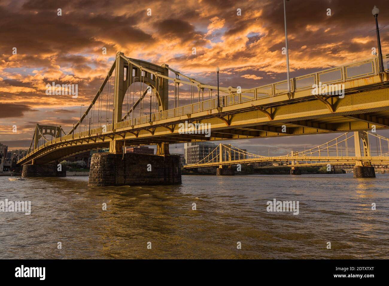 Vista al tramonto sui ponti del centro e sul fiume Allegheny a Pittsburgh, Pennsylvania. Foto Stock