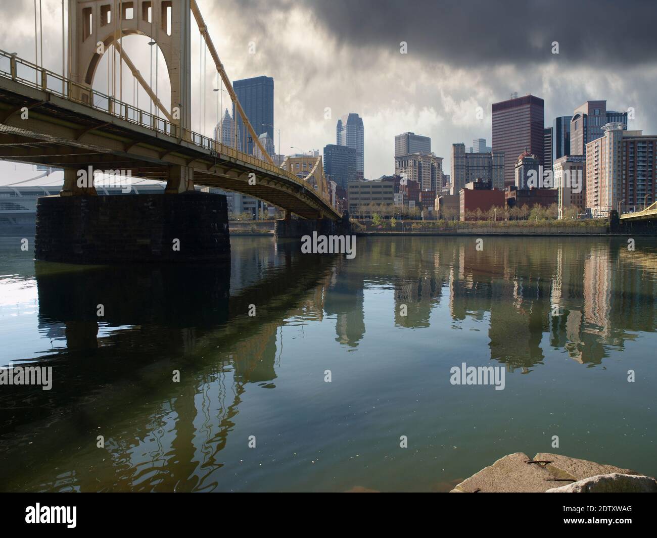 Vecchio ponte sul fiume con cielo tempestoso nel centro di Pittsburgh, Pennsylvania. Foto Stock