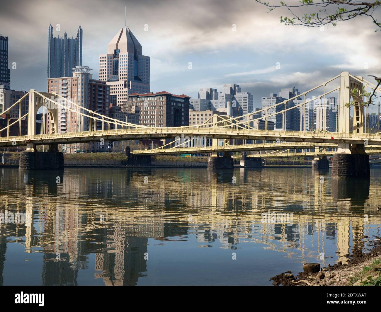 Grandi ponti e cielo nuvoloso nel centro di Pittsburgh, Pennsylvania. Foto Stock