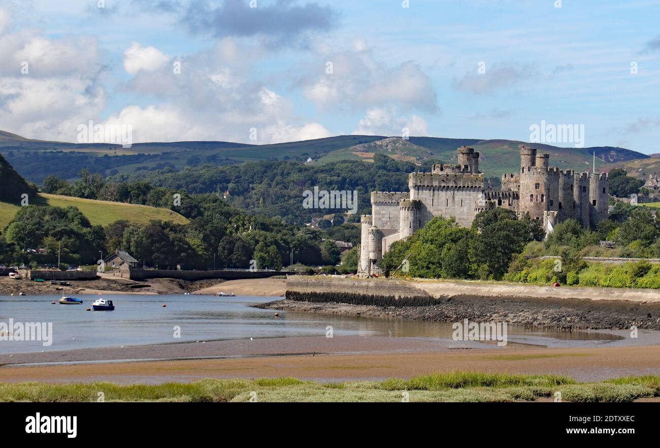 Il castello di Conwy circondato da colline e il fiume Conwy In Galles Foto Stock