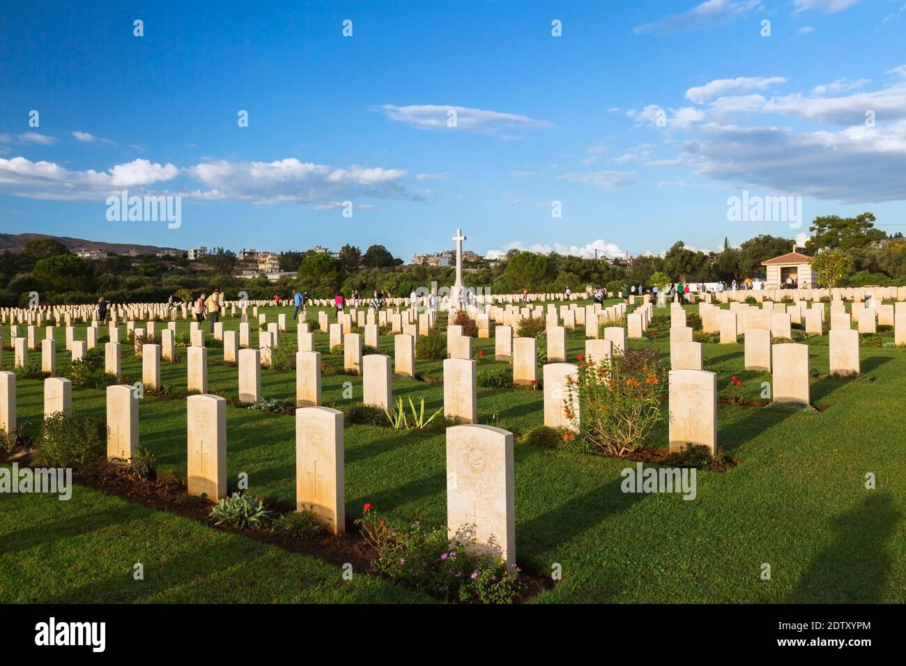 File di lapidi e croce commemorativa nel cimitero di guerra di Souda Bay all'alba, la regione di Chania, l'isola di Creta, Grecia Foto Stock