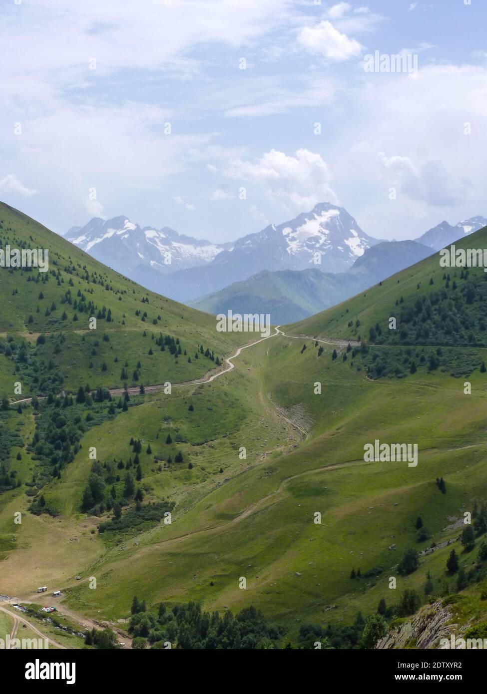 Ammira il paesaggio con la valle e le montagne dell'Alvernia-Rodano-Alpi in Francia Foto Stock