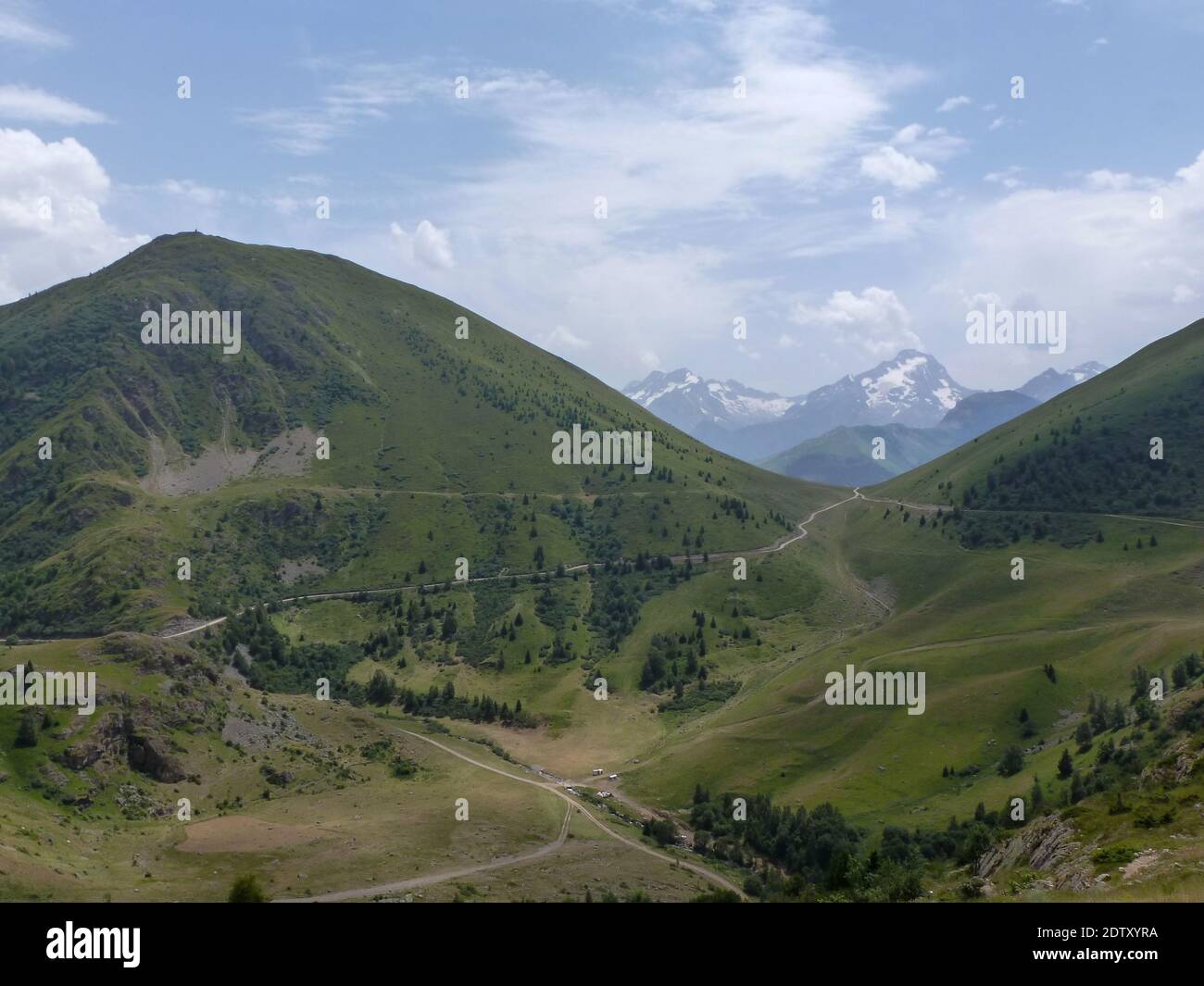 Vista sul paesaggio con la valle e le montagne di Auvergne in Francia Foto Stock