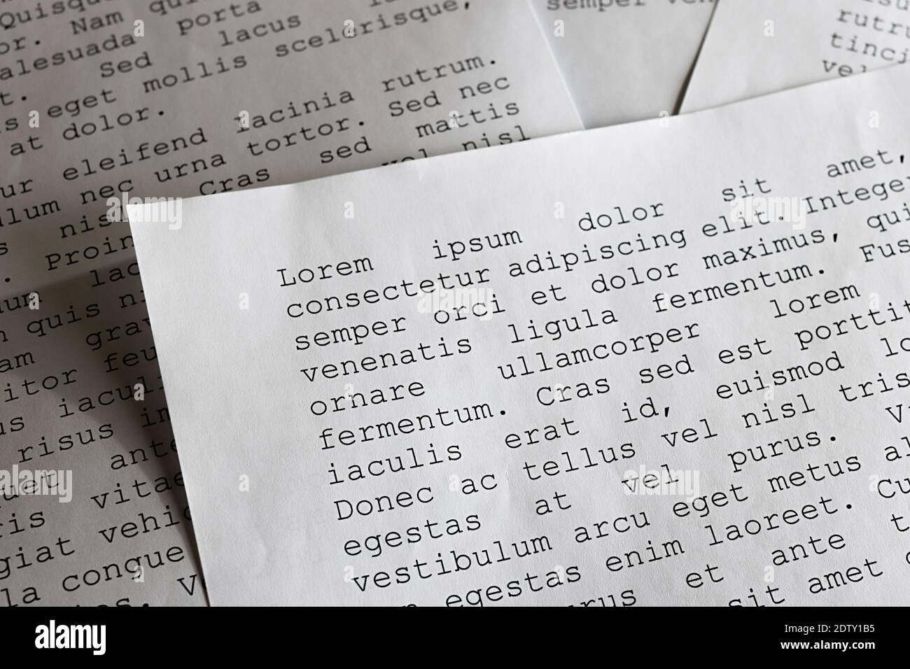 lorem ipsum dolor sit amet concept. foto a fuoco selettivo di fogli di carta con pubblicazione e grafica testo segnaposto su di essi. Foto Stock