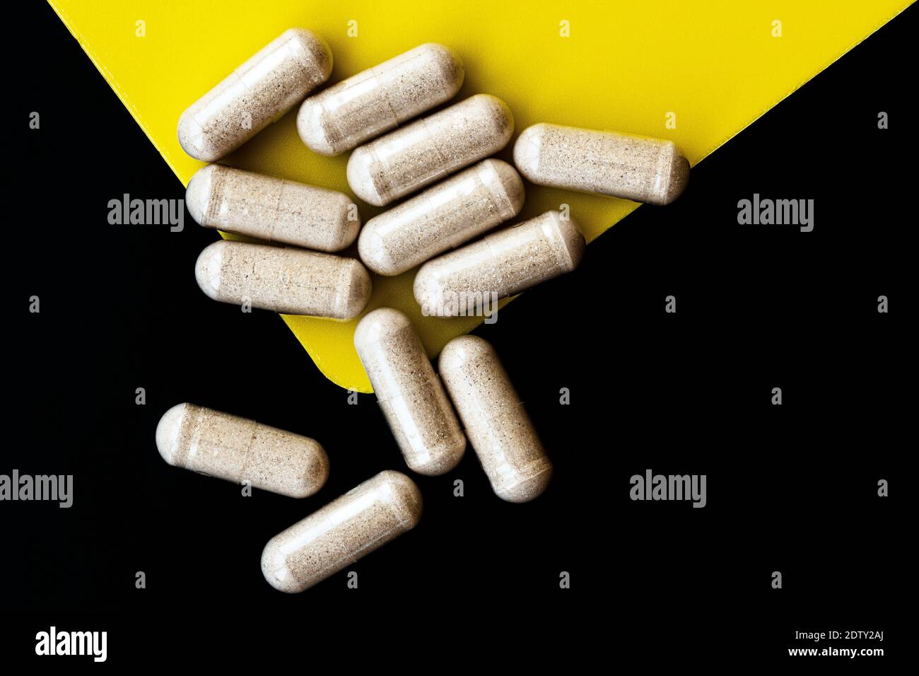 primo piano di capsule scivolose di olmo. concetto dietetico. supplemento dietetico superiore. Foto Stock