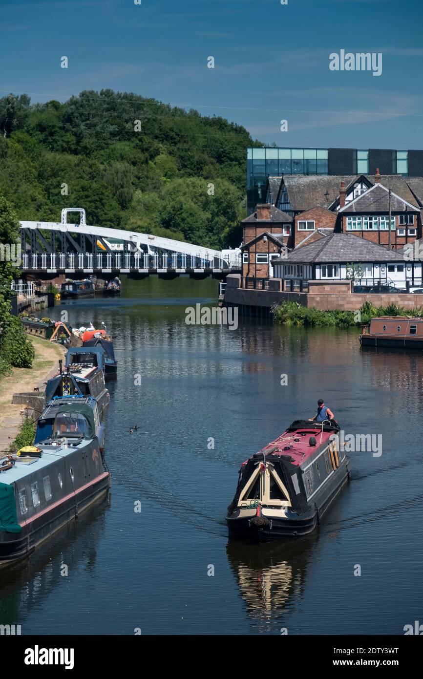 Narrowboat sul fiume Weaver e Town Bridge, Northwich, Cheshire, Inghilterra, Regno Unito Foto Stock