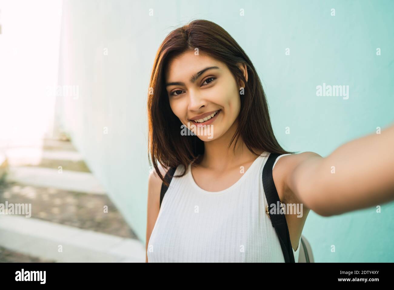 Donna latina che prende un selfie all'aperto. Foto Stock