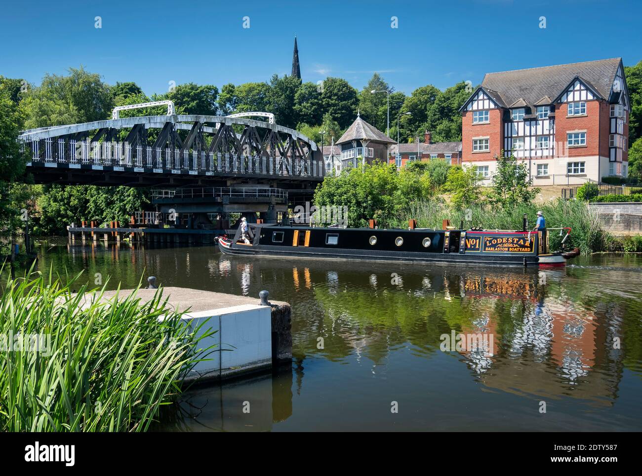 Narrowboat sul fiume Weaver passando sotto Hayhurst Bridge, Northwich, Cheshire, Inghilterra, Regno Unito Foto Stock