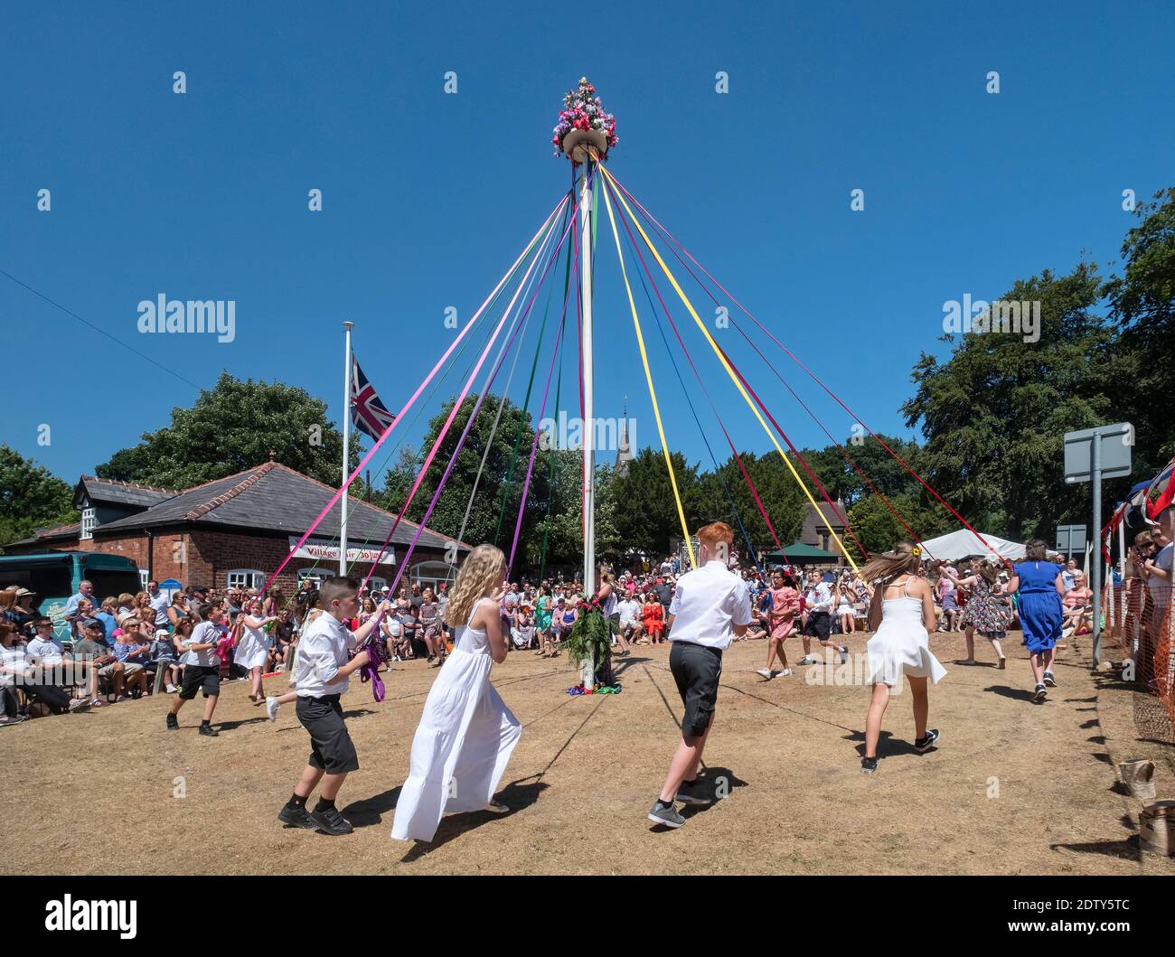 Ballerini di Maypole, fiera del villaggio di WhiteGate, WhiteGate, Cheshire, Inghilterra, Regno Unito Foto Stock