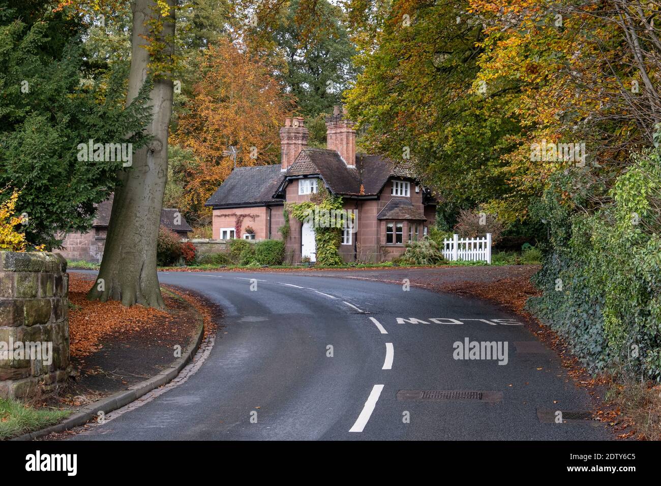 Lodge Cottage in autunno, WhiteGate, Cheshire, Inghilterra, Regno Unito Foto Stock