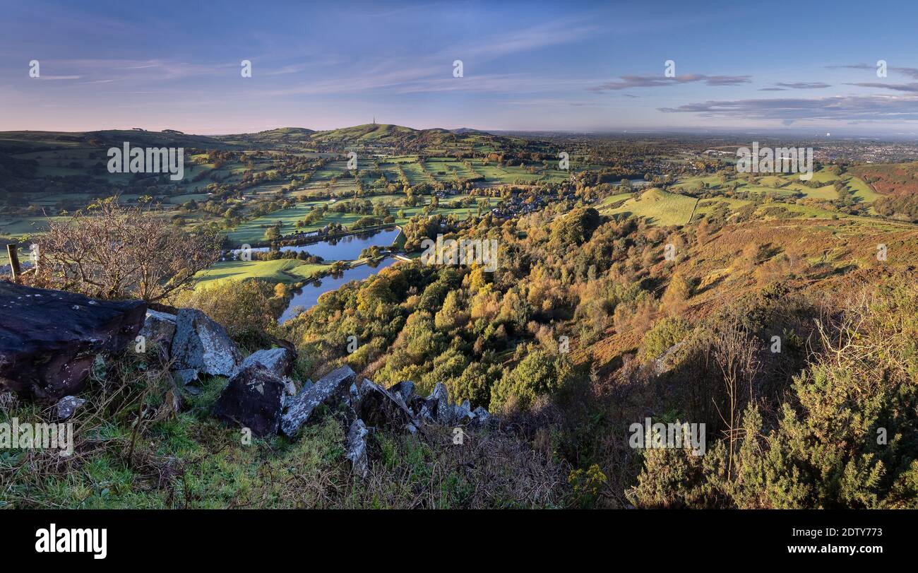 Vista su Croker Hill e la pianura di Cheshire dal naso di Tegg, vicino a Macclesfield, Cheshire, Inghilterra, Regno Unito Foto Stock