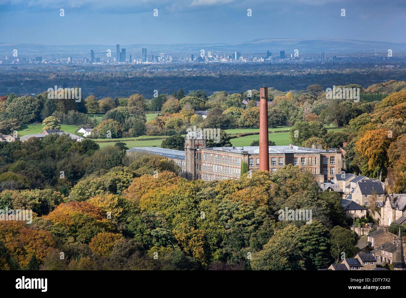 Clarence Mill, Bollington e la città lontana di Manchester in autmn, Bollington, Cheshire, Inghilterra, Regno Unito Foto Stock