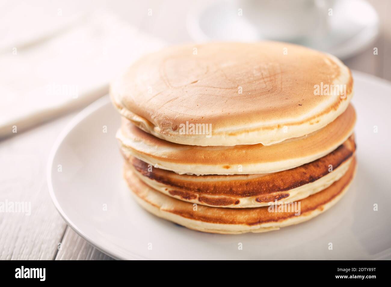 Deliziosi pancake di brodo di siero di latte su un piatto. Foto Stock