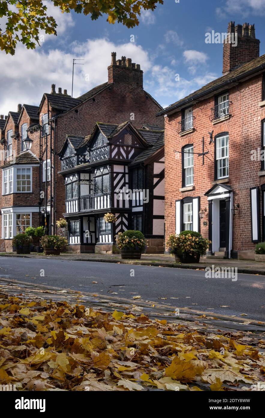 Il legno bianco e nero incorniciato sacerdoti Casa in autunno, Prestbury, Cheshire, Inghilterra, Regno Unito Foto Stock