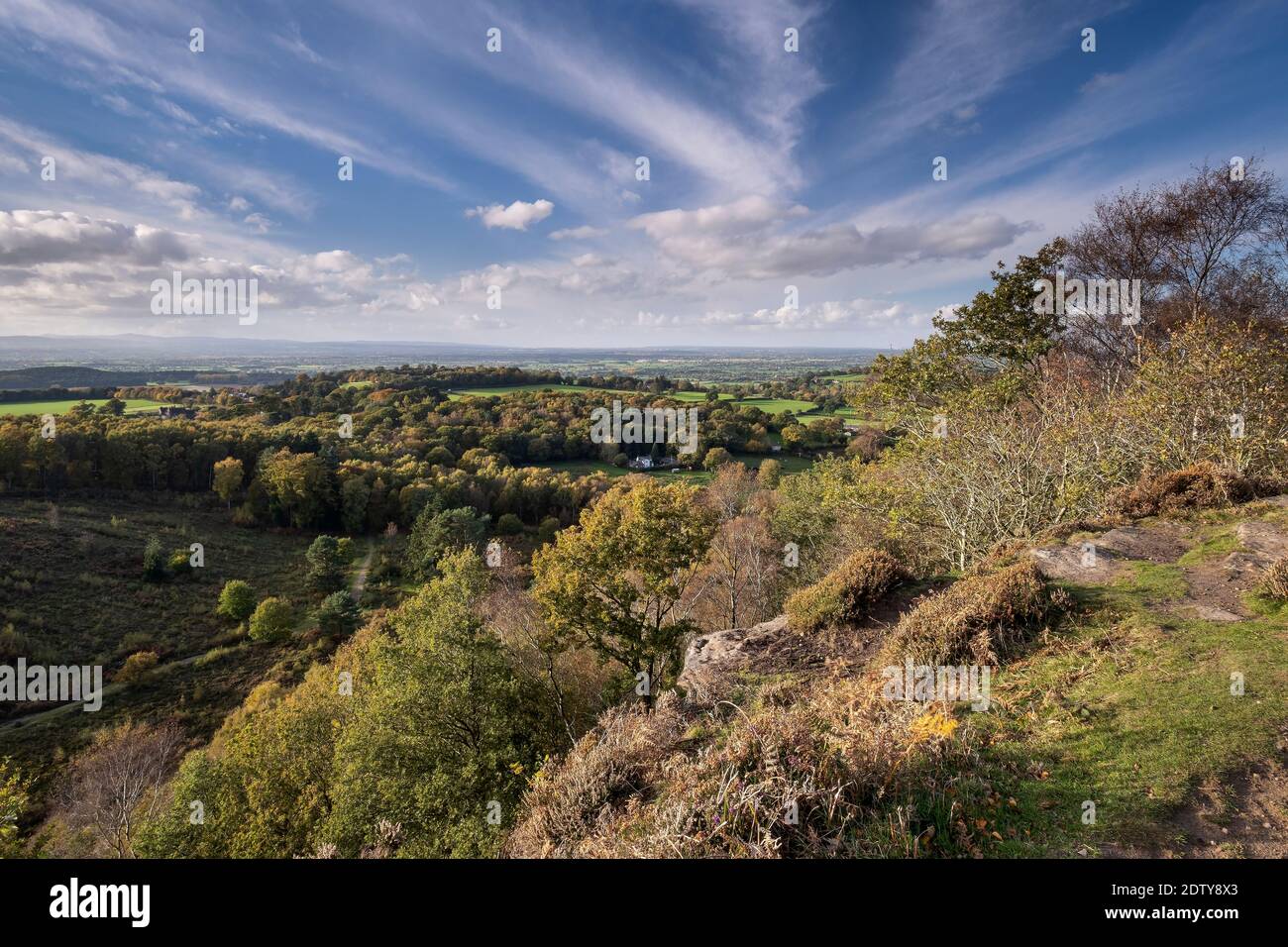 Vista sulla piana di Cheshire in autunno dal castello di Maiden, Bickerton Hill, Cheshire, Inghilterra, Regno Unito Foto Stock