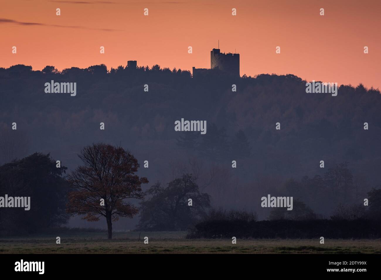 Castello di Peckforton al tramonto da Peckforton Hall Lane, Peckforton, Cheshire, Inghilterra, Regno Unito Foto Stock