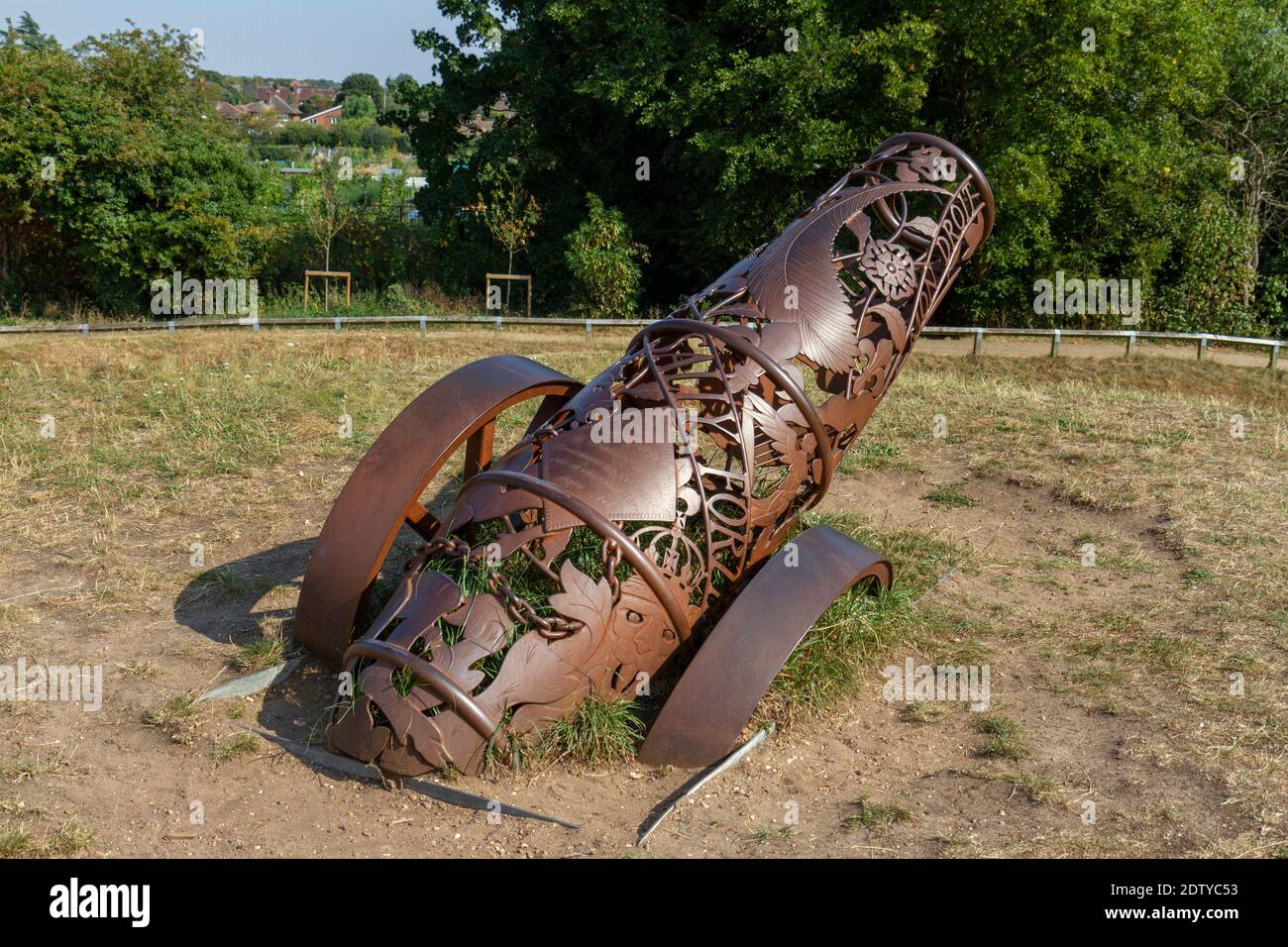 Monumento ai cannoni di Michael Condron sulla cima di Queens Sluce, fortezza inglese della Guerra civile, Newark, Nottinghamshire, Regno Unito. Foto Stock