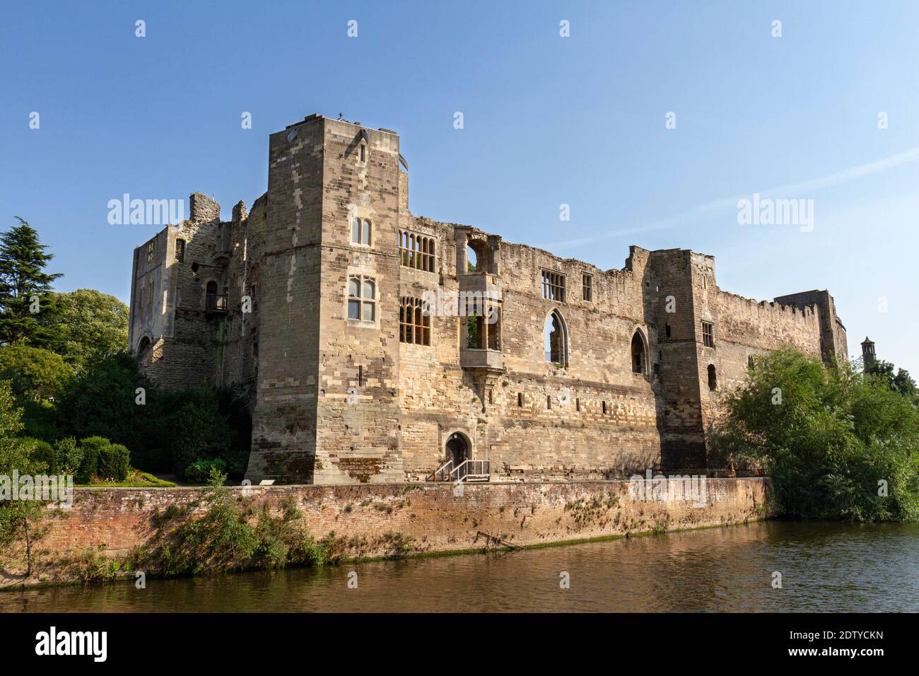 Vista sul fiume Trent del castello di Newark, Newark-on-Trent, Nottinghamshire, Regno Unito. Foto Stock