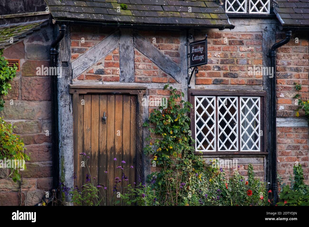 Smithy Cottage Exterior, Village of Peckforton, Cheshire, Inghilterra, Regno Unito Foto Stock