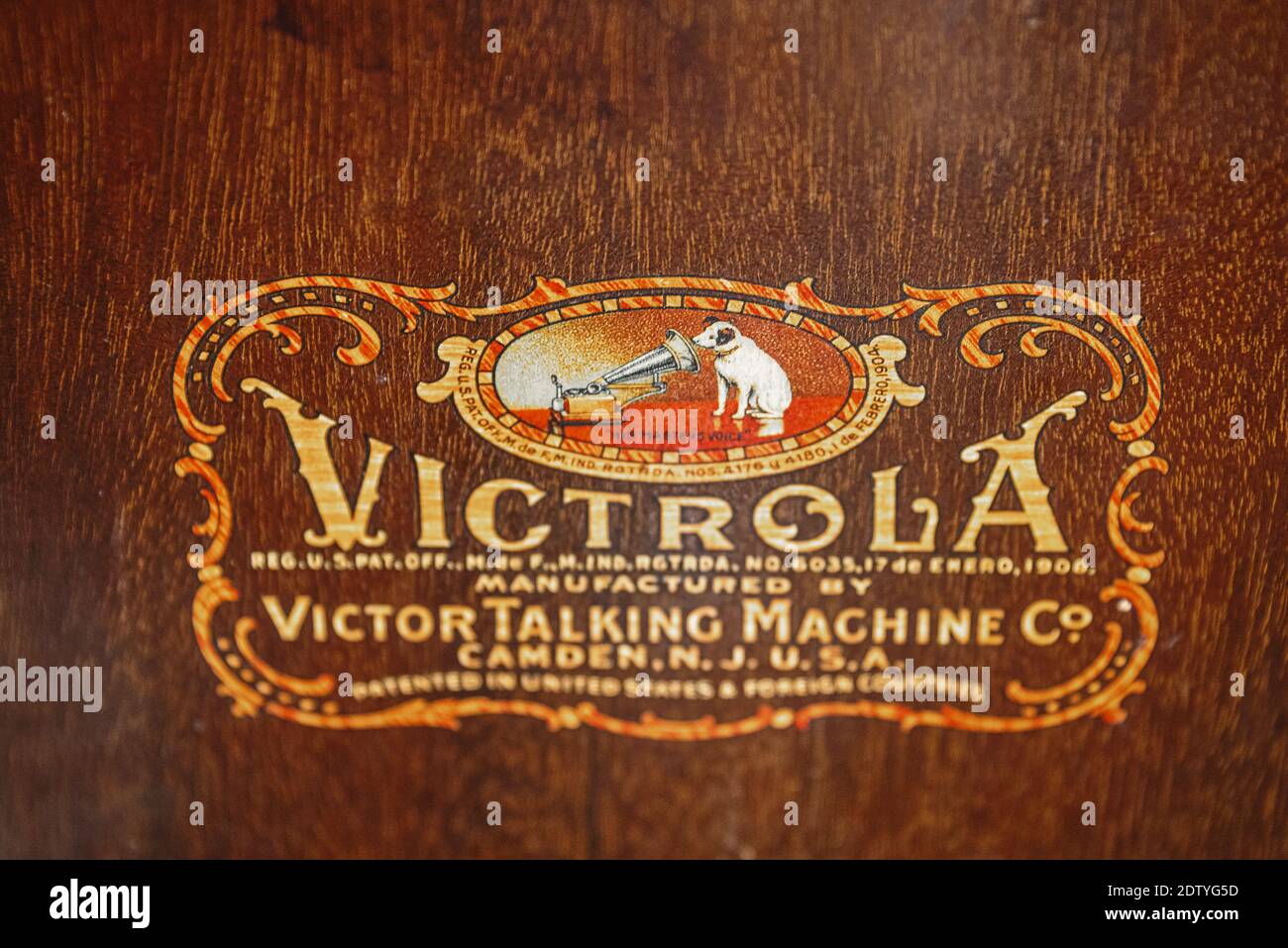 Victor Talking Machine "Vitrola". Il logo in un oggetto antico. Foto Stock