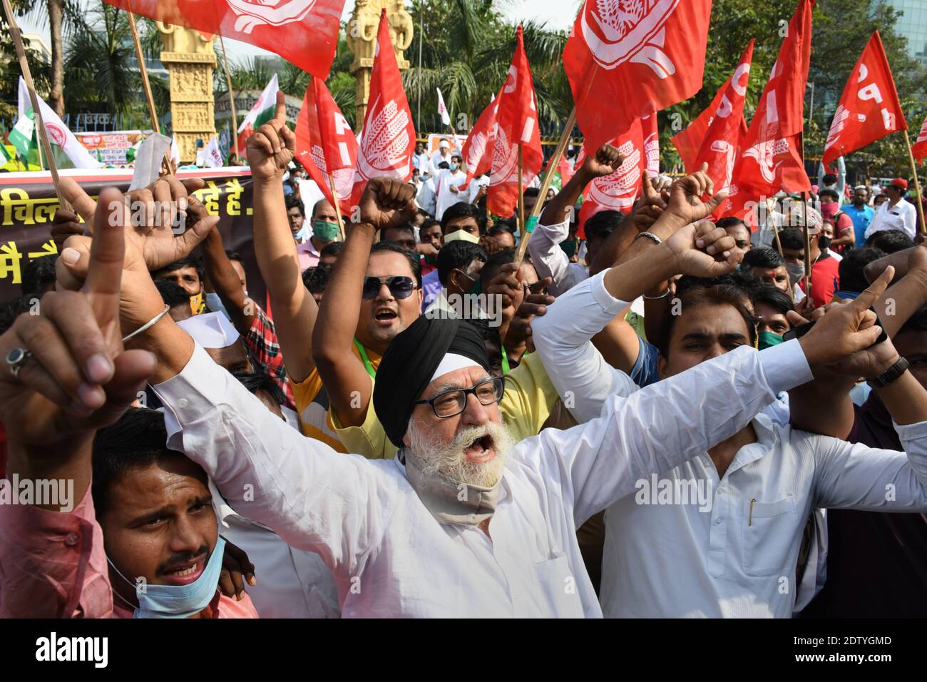 I manifestanti cantano slogan durante la dimostrazione.Farmers stanno protestando contro la legge agricola appena passata che secondo loro li lascerà alla mercé delle grandi aziende. Foto Stock