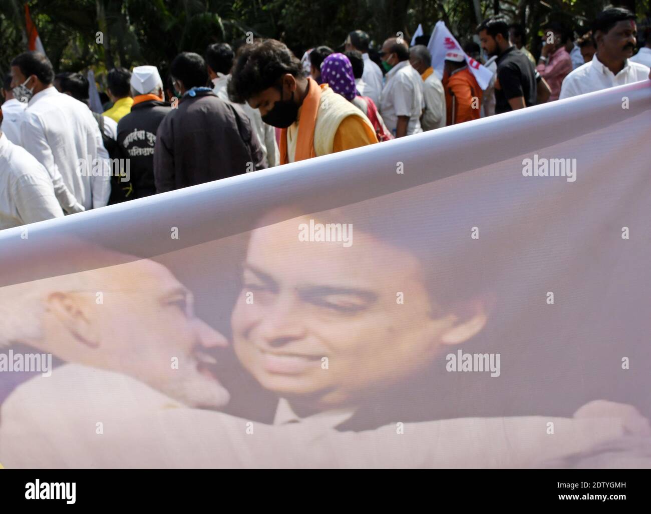 I manifestanti si riuniscono durante la manifestazione. Gli agricoltori protestano contro la legge agricola appena approvata che secondo loro li lascerà alla mercé delle grandi aziende. Foto Stock