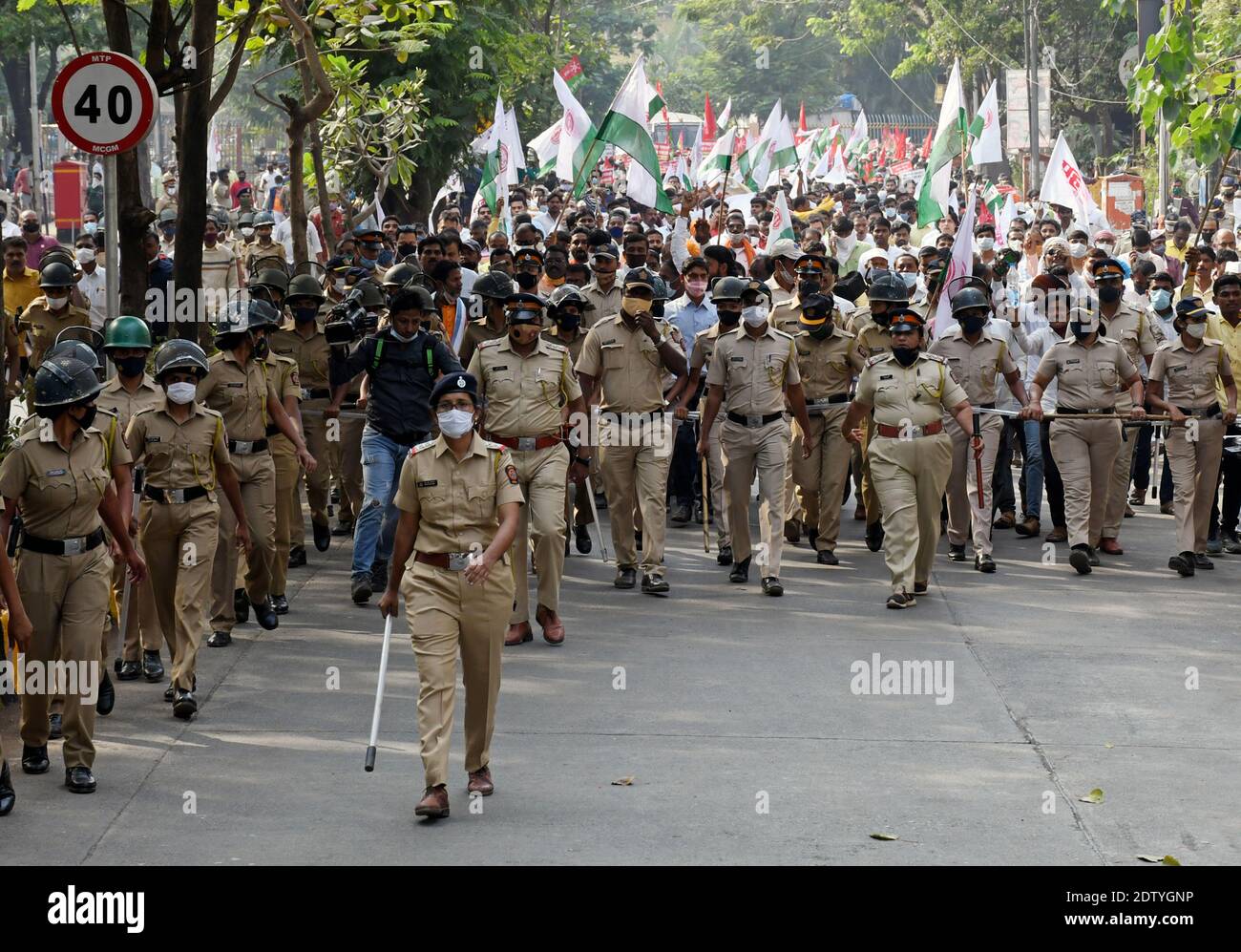 I poliziotti pattugliano le strade durante la protesta. Gli agricoltori protestano contro la legge agricola appena approvata che secondo loro li lascerà alla mercé delle grandi aziende. Foto Stock