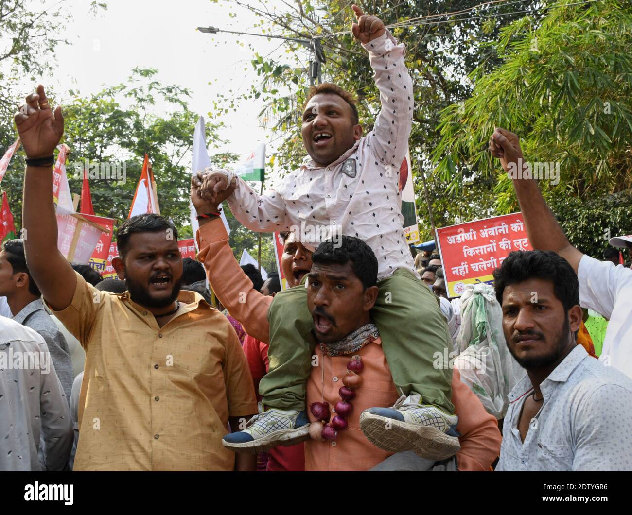 I manifestanti cantano slogan durante la dimostrazione.Farmers stanno protestando contro la legge agricola appena passata che secondo loro li lascerà alla mercé delle grandi aziende. Foto Stock