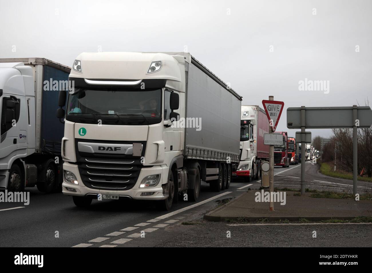 Kent, Regno Unito. 22 dicembre 2020. Centinaia di camion parcheggia su una delle strade principali per dover Port in Kent, mentre la Francia vieta di viaggiare verso la sua terraferma, mentre un nuovo ceppo di Coronavirus è stato scoperto nel Regno Unito martedì 22 dicembre 2020. Il Regno Unito attende che il governo francese approvi nuovamente il viaggio in modo che gli autocarri possano continuare il loro viaggio. Foto di Hugo Philpott/UPI Credit: UPI/Alamy Live News Foto Stock