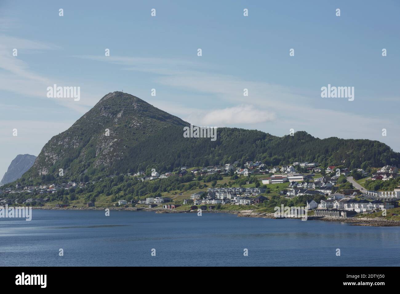 Bella vista di Alesund, città portuale sulla costa occidentale della Norvegia, all'ingresso del Geirangerfjord. Foto Stock