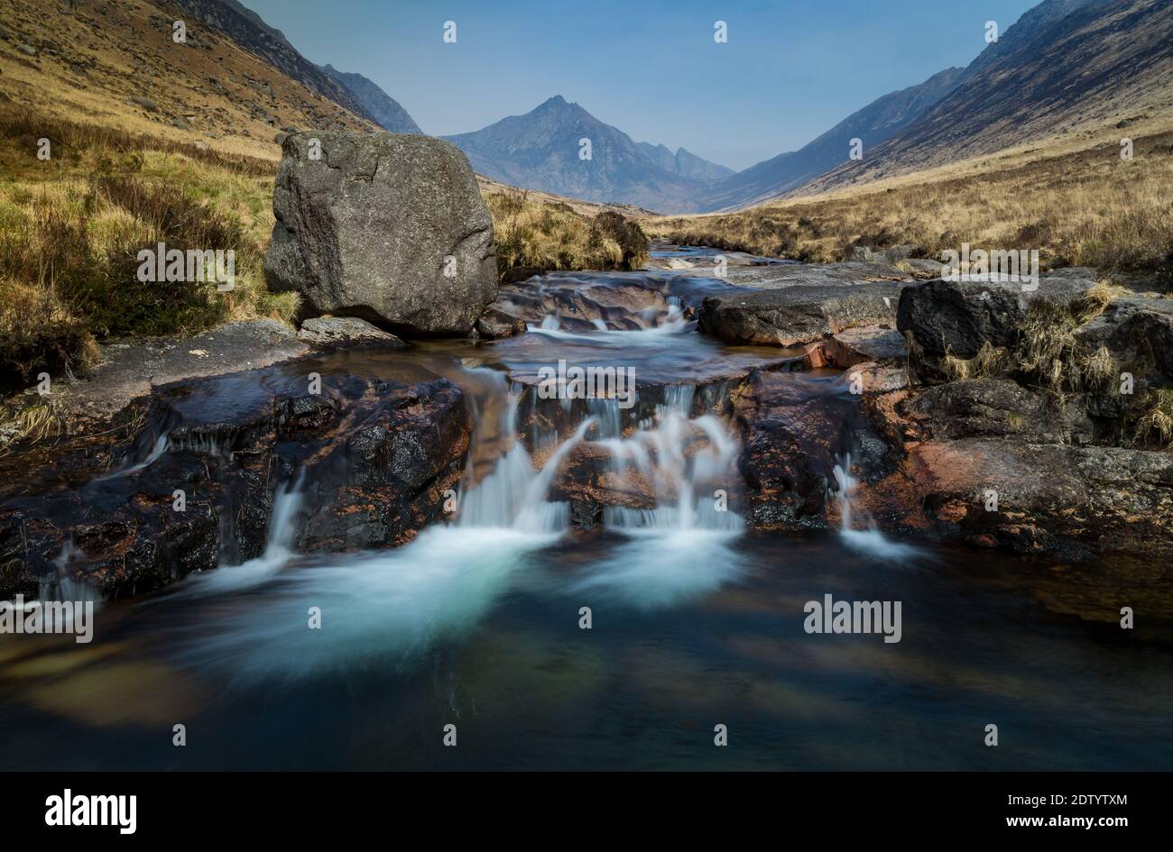 La piccola cascata di Glen Rosa è una destinazione popolare per gli escursionisti sulla panoramica isola di Arran in Scozia nel Regno Unito. Foto Stock