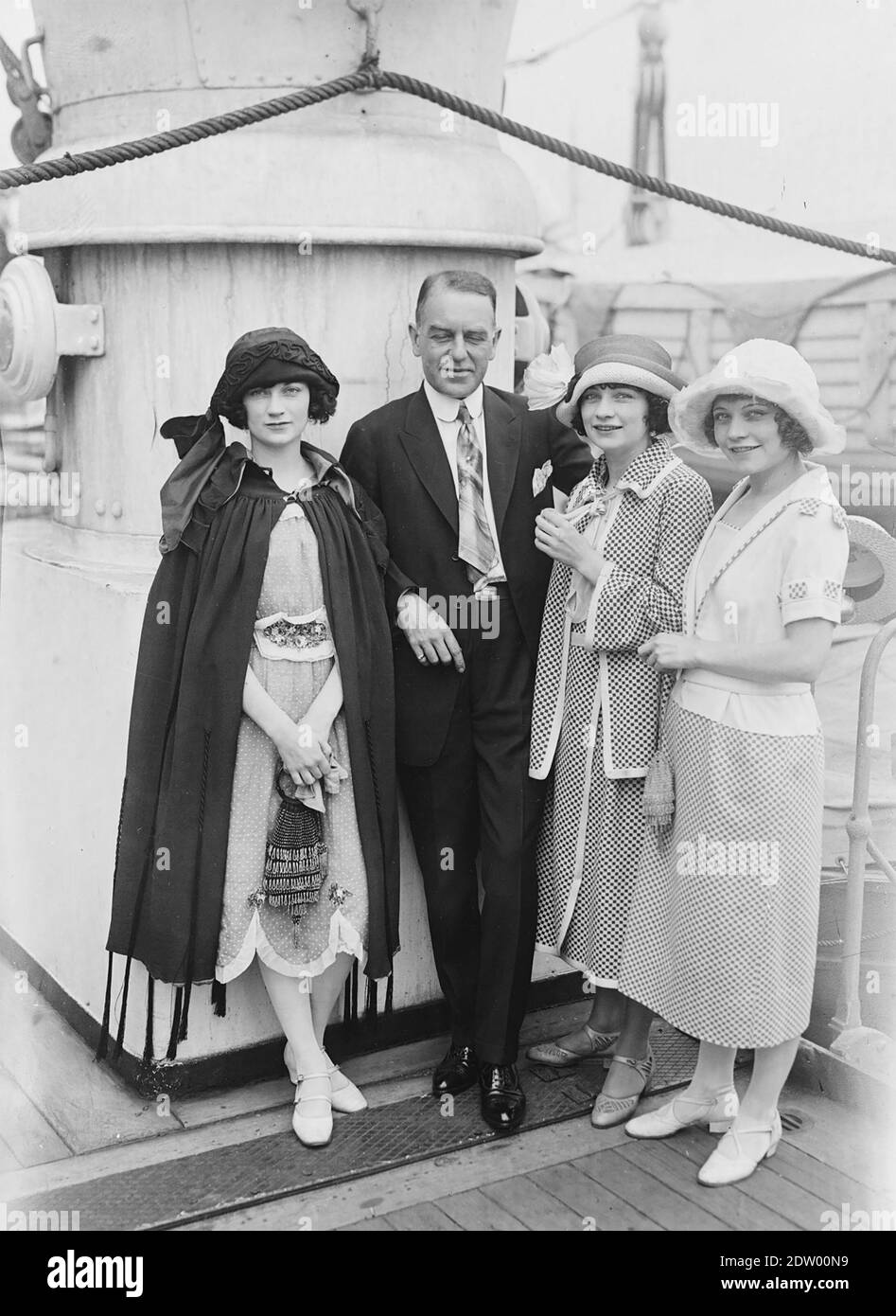 LE SORELLE BROX gruppo vocale americano circa 1925 con il loro manager (?) Darby Foto Stock