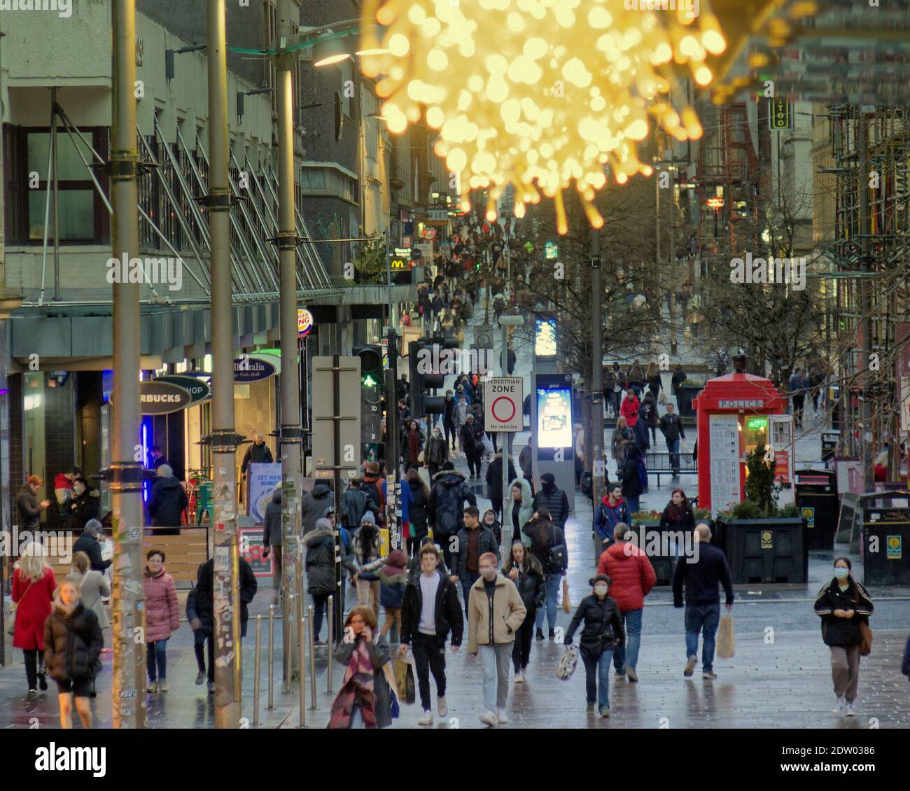 Glasgow, Scozia, Regno Unito, 22 dicembre 2020: Gli acquirenti di Natale continuano ad essere in vigore nell'ultima settimana delle vendite prima di Natale con un'attività più trafficate che mai nel tardo pomeriggio. Più affollato di eber su sauchiehall Street. Credit: Gerard Ferry/Alamy Live News Foto Stock