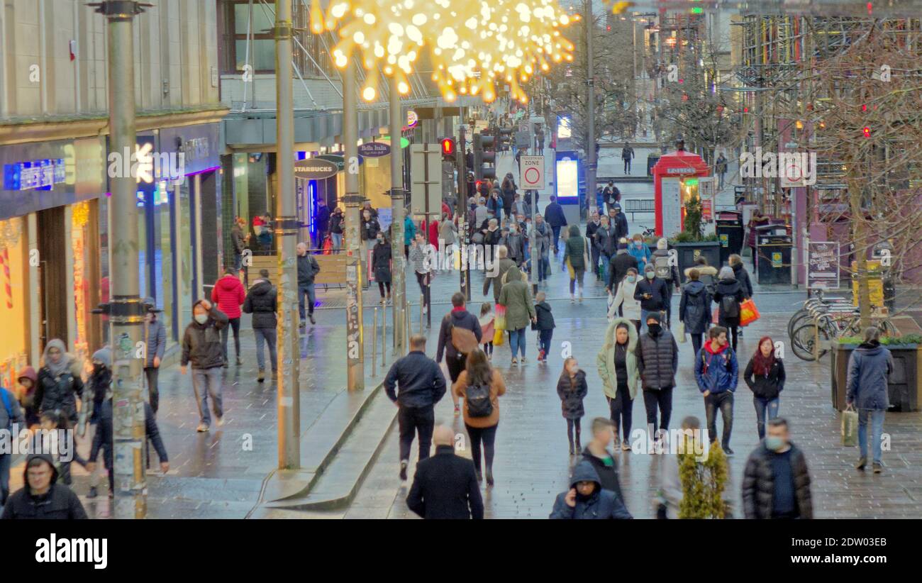 Glasgow, Scozia, Regno Unito, 22 dicembre 2020: Gli acquirenti di Natale continuano ad essere in vigore nell'ultima settimana delle vendite prima di Natale con un'attività più trafficate che mai nel tardo pomeriggio. Più affollato di eber su sauchiehall Street. Credit: Gerard Ferry/Alamy Live News Foto Stock
