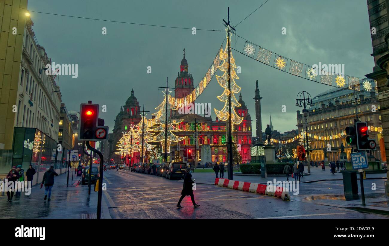 Glasgow, Scozia, Regno Unito, 22 dicembre 2020: Gli acquirenti di Natale continuano ad essere in vigore nell'ultima settimana delle vendite prima di Natale con il tardo pomeriggio più trafficato che mai.George piazza con le luci civiche di natale. Credit: Gerard Ferry/Alamy Live News Foto Stock
