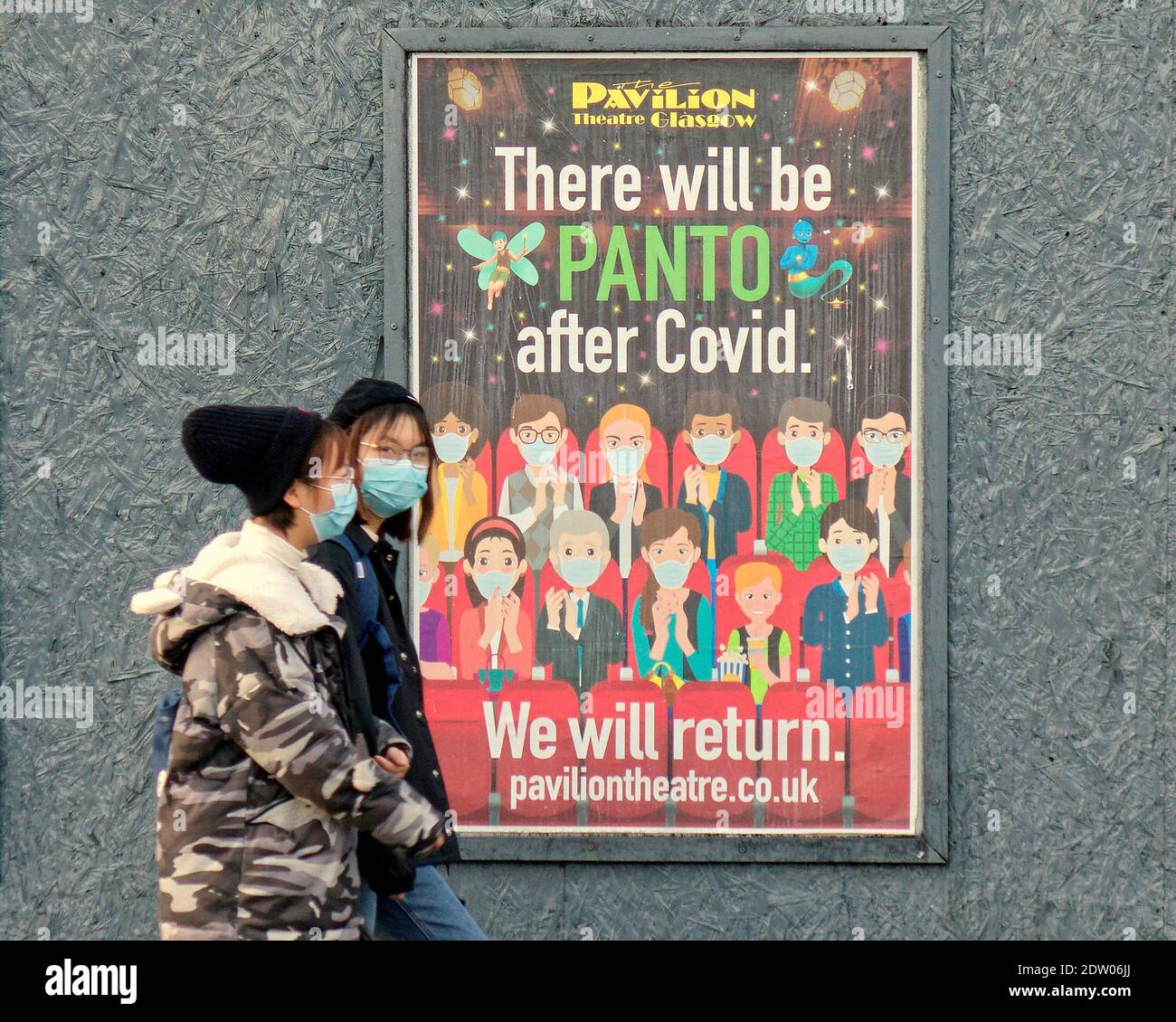 Glasgow, Scozia, Regno Unito, 22 dicembre 2020: Gli acquirenti di Natale continuano ad essere in vigore nell'ultima settimana delle vendite prima di Natale con un'attività più trafficate che mai nel tardo pomeriggio. I pantos della città sono andati online gratuitamente. Credit: Gerard Ferry/Alamy Live News Foto Stock