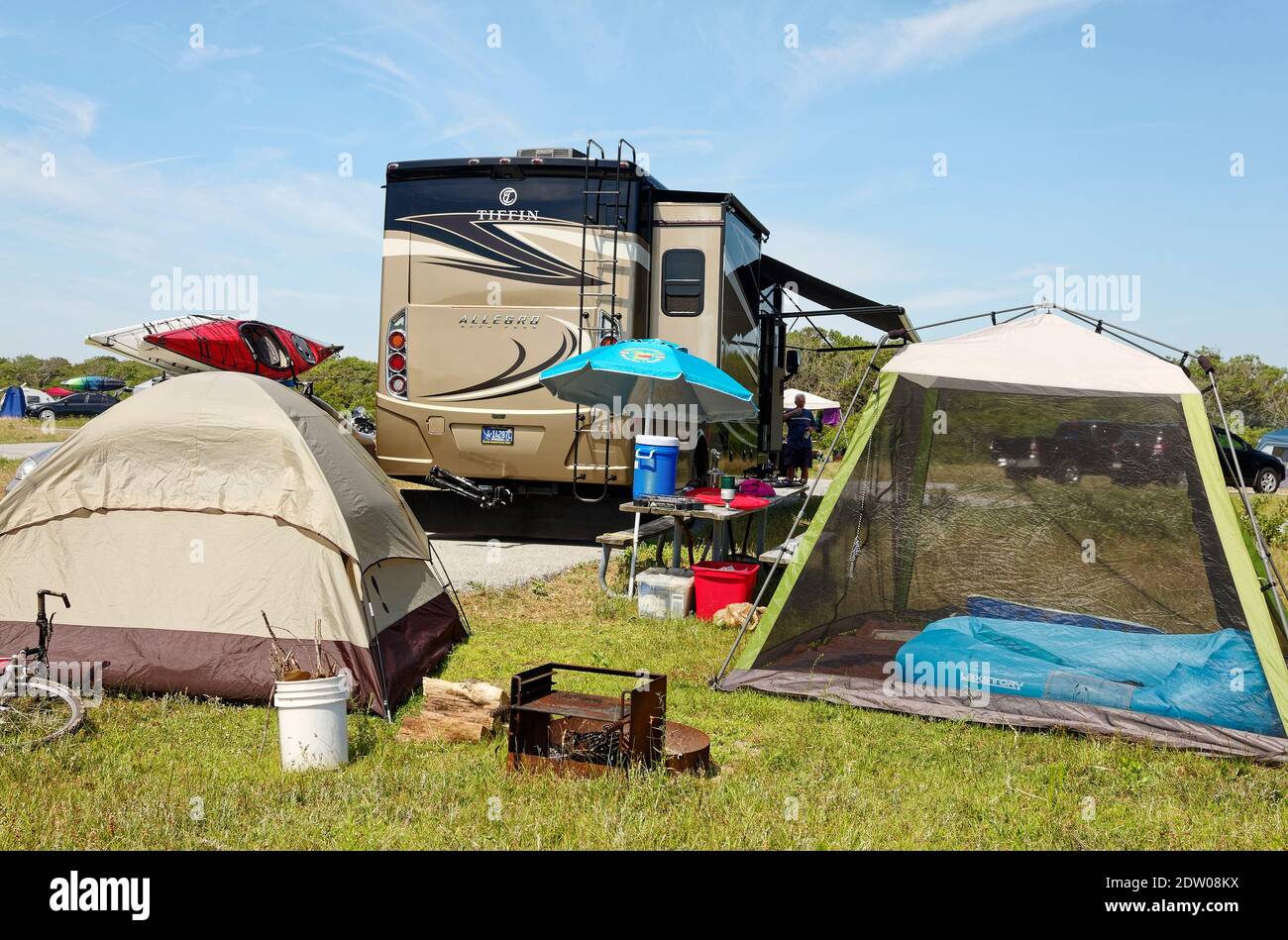 Campeggio; campeggio, 2 tende, RV, tavolo da picnic, caminetto, legna da  ardere, kayak, veicoli, Assateague state Park; Maryland; USA, Berlino; MD;  Horizon Foto stock - Alamy