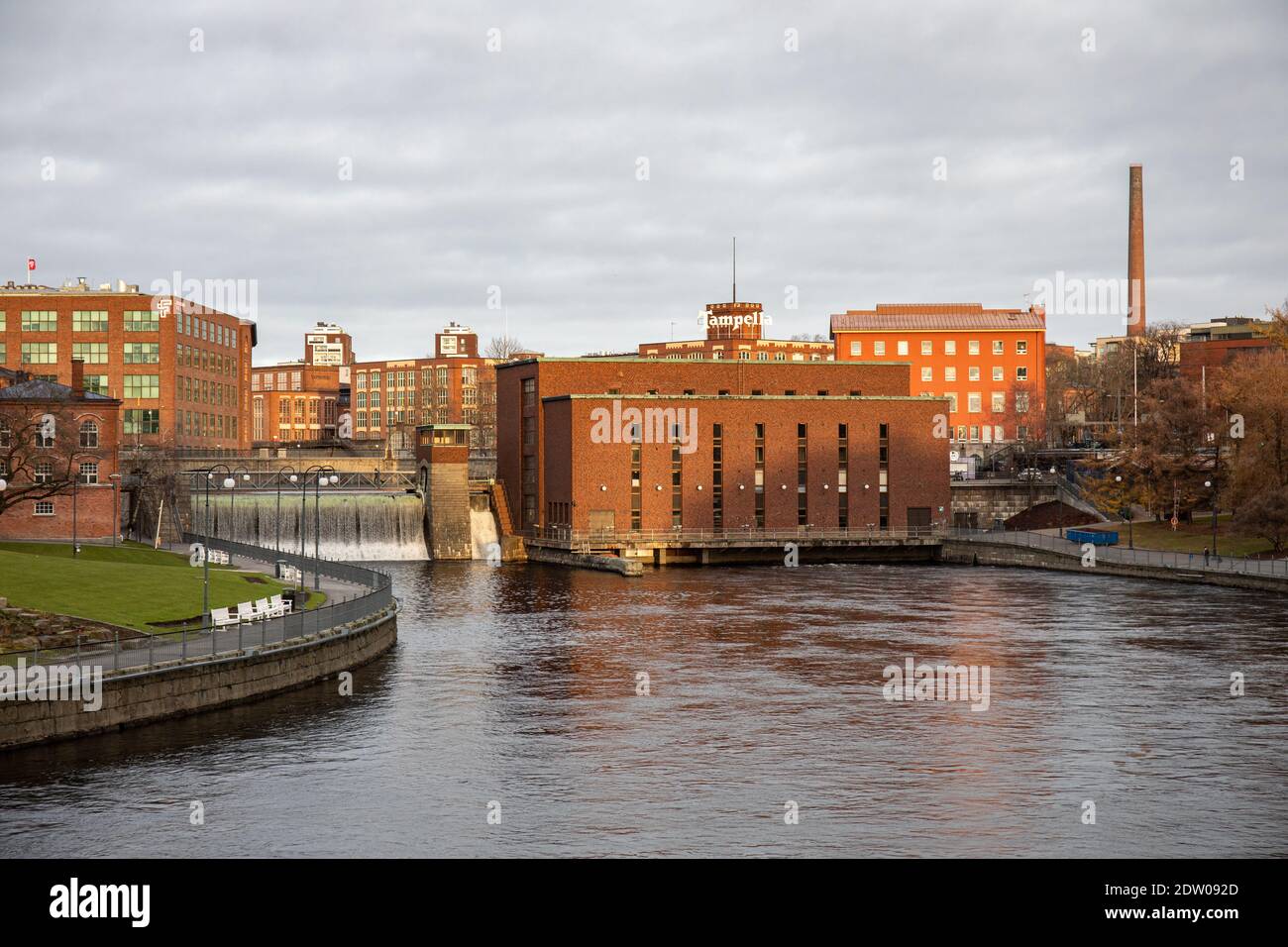 Rapide di Tammerkoski con centrale idroelettrica di Keskiputous, progettata da Bertel Strömmer, a Tampere, Finlandia Foto Stock