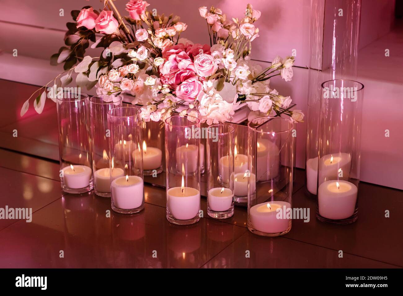 Decorazioni per matrimoni, candele bruciate in fiasche di vetro con  composizione floreale sul pavimento. Intimità e stile. Design moderno per  eventi. Concentrazione selettiva Foto stock - Alamy
