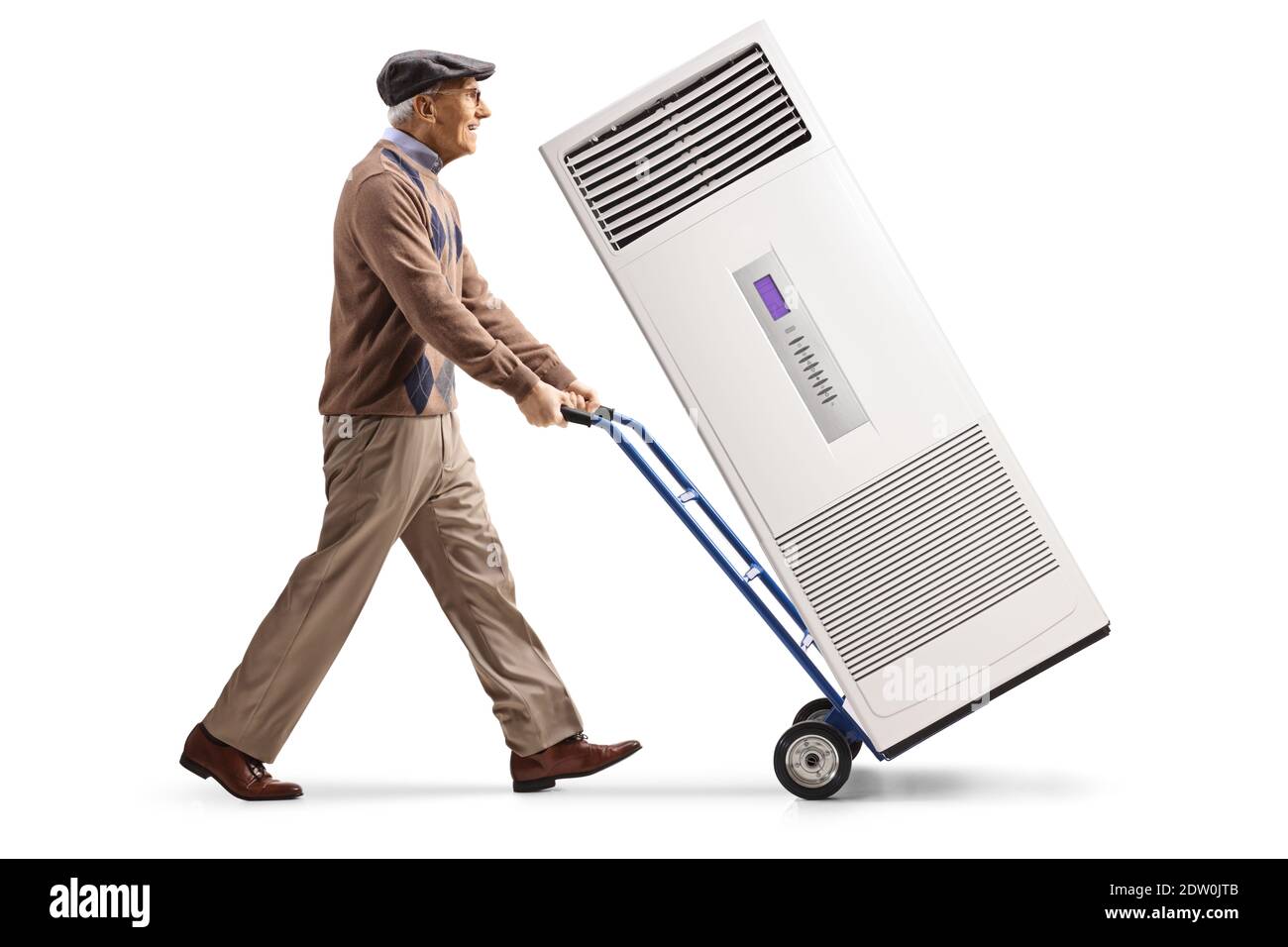 Uomo anziano che cammina e spinge un'unità di aria condizionata un carrello a mano isolato su sfondo bianco Foto Stock