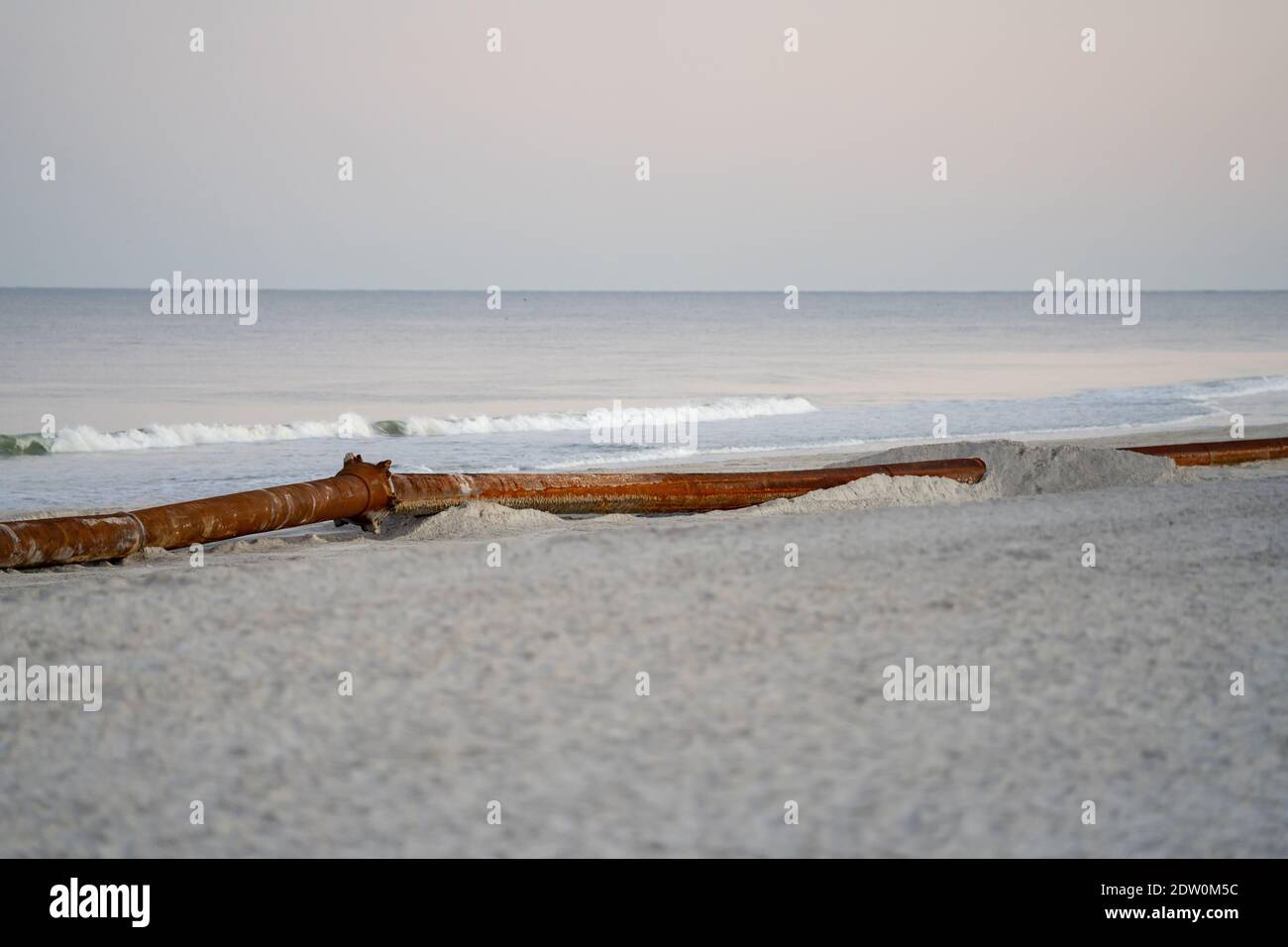 Tubi che posa sulla spiaggia progetto di restauro Stati Uniti costieri Foto Stock