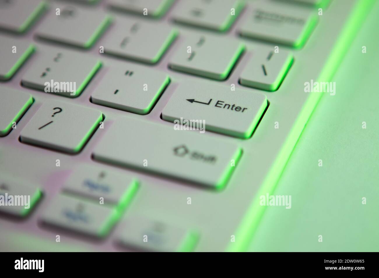 Primo piano dettaglio di un tasto di invio verde evidenziato su una tastiera del computer Foto Stock