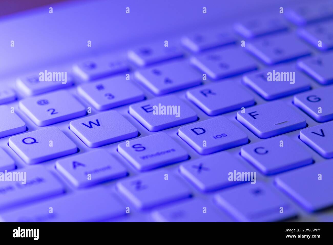 Tasti qwerty evidenziati in blu sulla tastiera di un computer Foto Stock