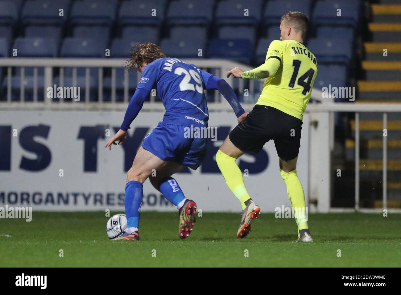 HARTLEPOOL, INGHILTERRA. 22 DICEMBRE Luke Armstrong di Hartlepool si è Unito in azione con Mark Kitchen della Stockport County durante la partita della Vanarama National League tra Hartlepool United e Stockport County a Victoria Park, Hartlepool martedì 22 dicembre 2020. (Credit: Mark Fletcher | MI News) Credit: MI News & Sport /Alamy Live News Foto Stock