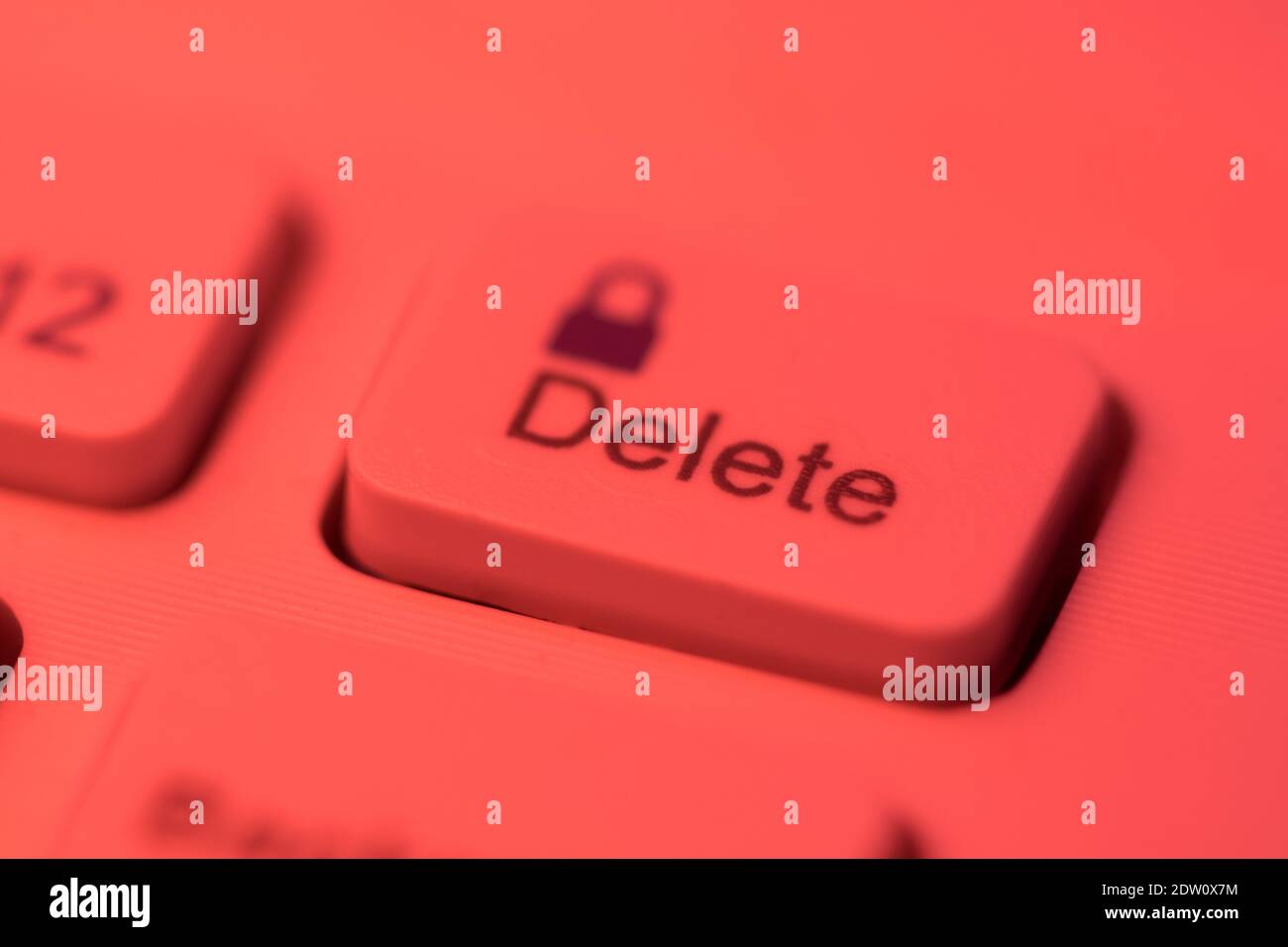 Primo piano di un tasto di eliminazione evidenziato in rosso una tastiera del computer Foto Stock